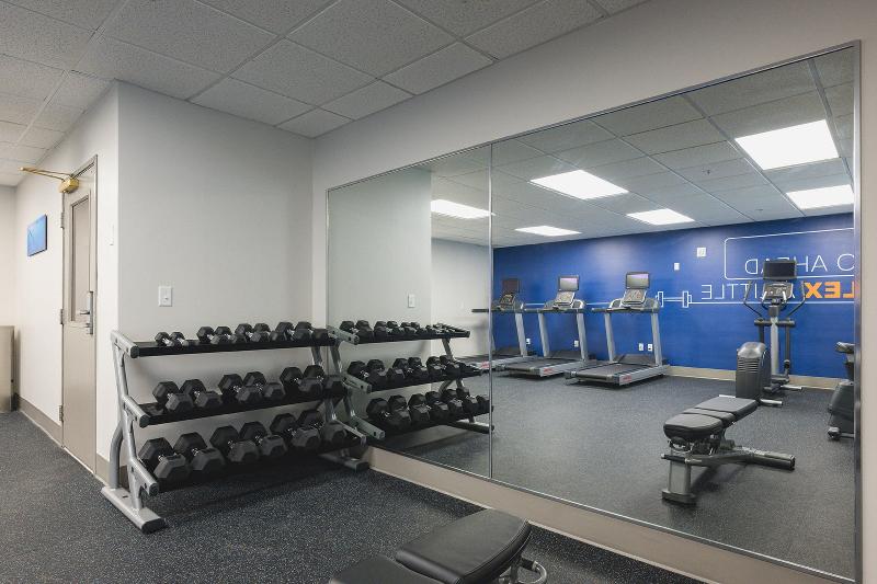 Holiday Inn Express & Suites Marquette image