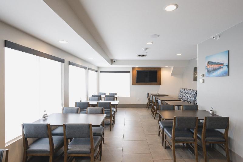 Holiday Inn Express & Suites Marquette image