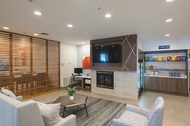 Holiday Inn Express & Suites Marquette image