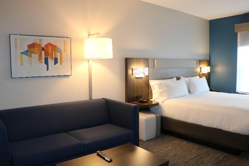 Holiday Inn Express & Suites Marquette image