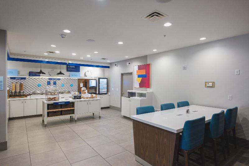 Holiday Inn Express & Suites Marquette image