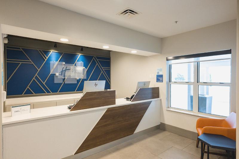 Holiday Inn Express & Suites Marquette image