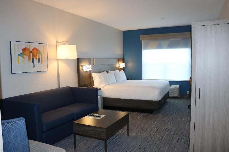 Holiday Inn Express & Suites Marquette image