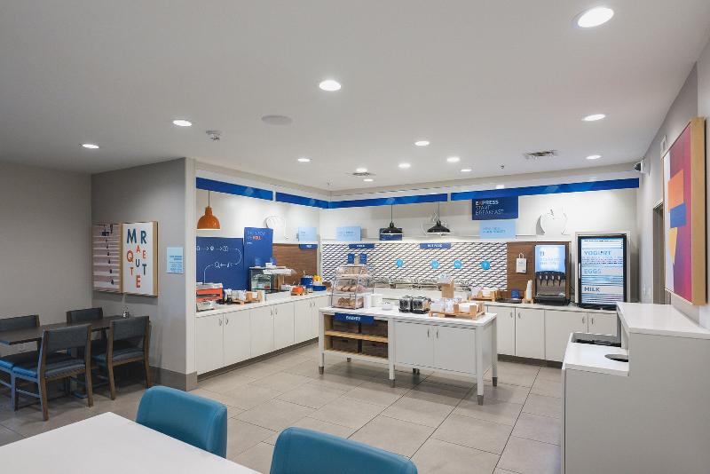 Holiday Inn Express & Suites Marquette image