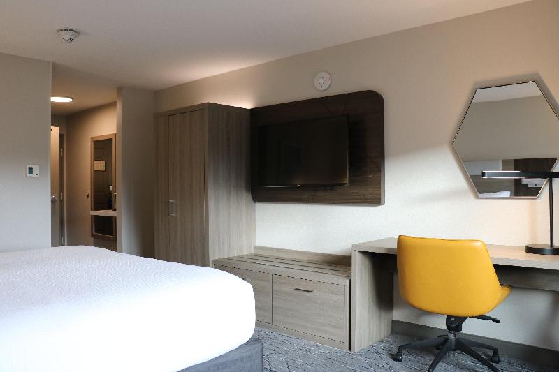 Holiday Inn Express & Suites Marquette image
