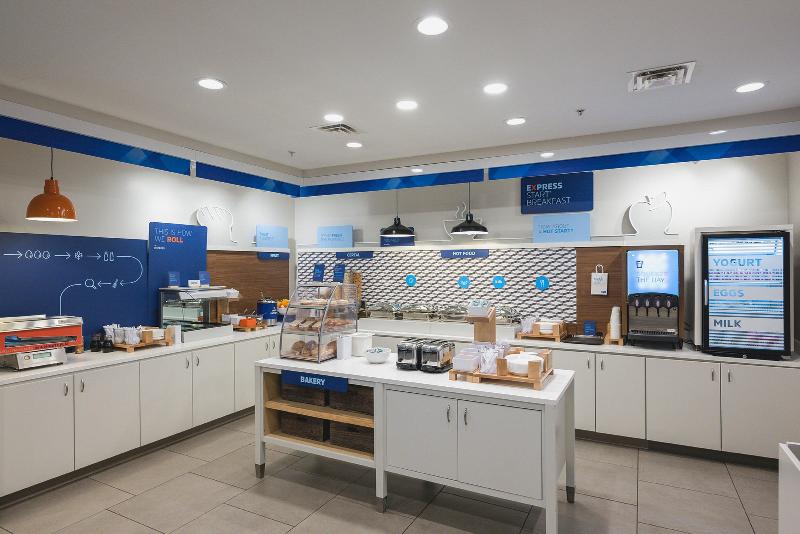 Holiday Inn Express & Suites Marquette image