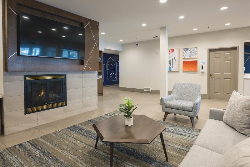 Holiday Inn Express & Suites Marquette image
