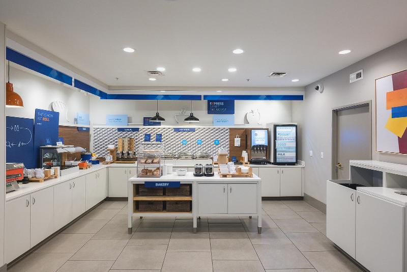 Holiday Inn Express & Suites Marquette image