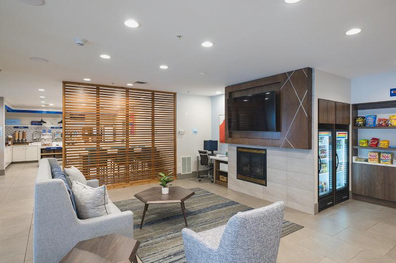 Holiday Inn Express & Suites Marquette image