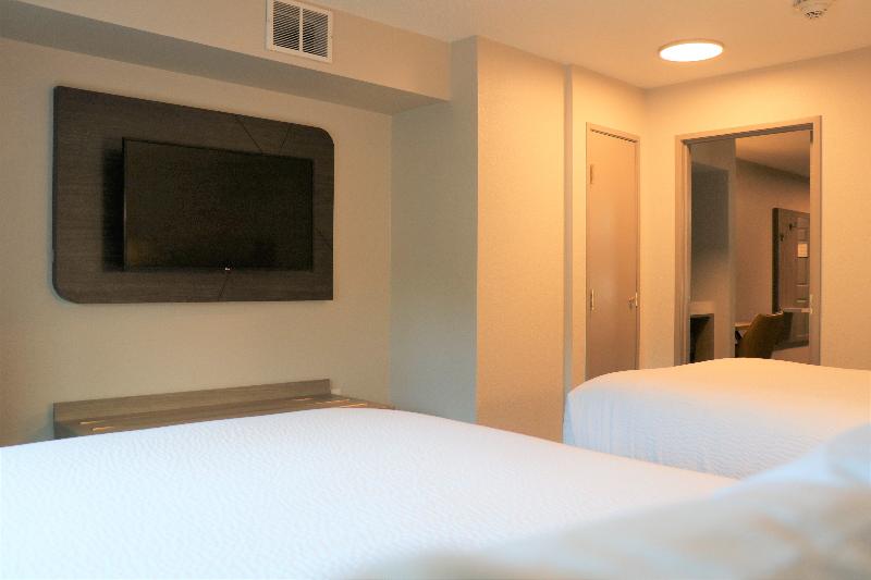 Holiday Inn Express & Suites Marquette image
