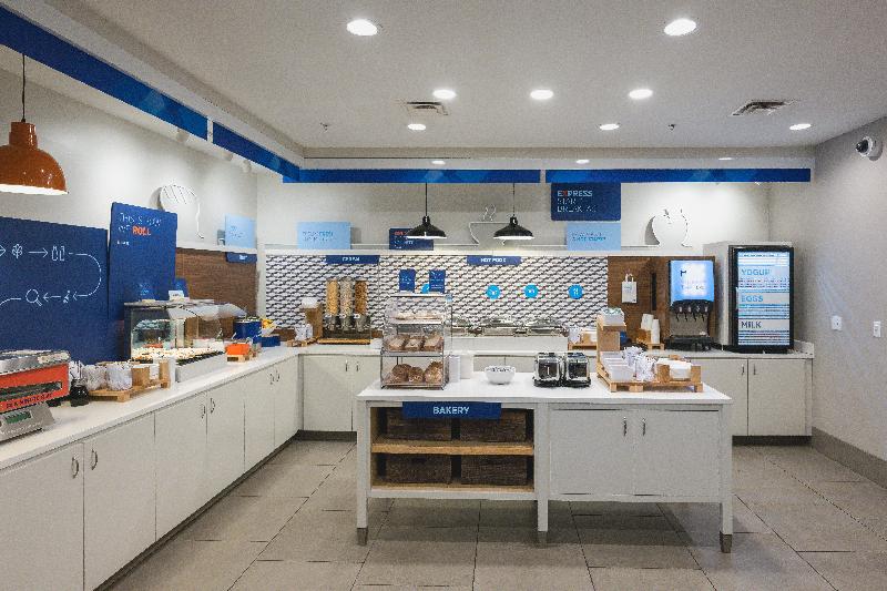 Holiday Inn Express & Suites Marquette image