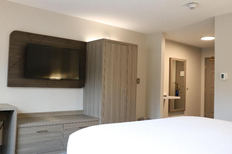 Holiday Inn Express & Suites Marquette image