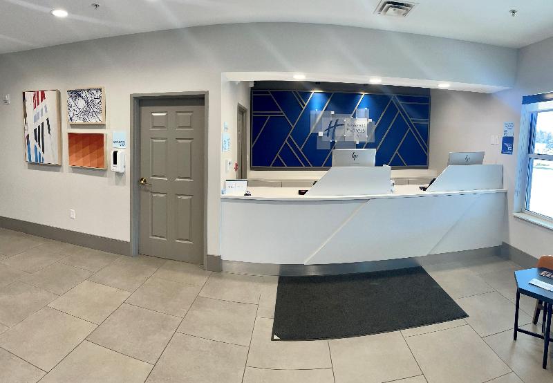 Holiday Inn Express & Suites Marquette image