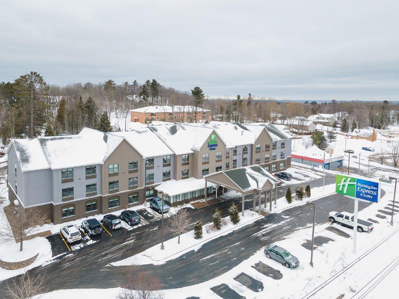 Holiday Inn Express & Suites Marquette image