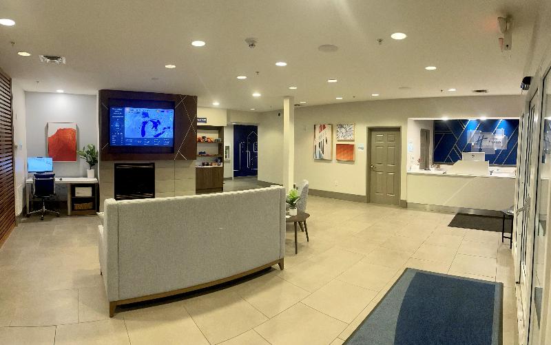 Holiday Inn Express & Suites Marquette image