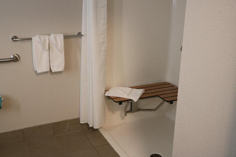 Holiday Inn Express & Suites Marquette image