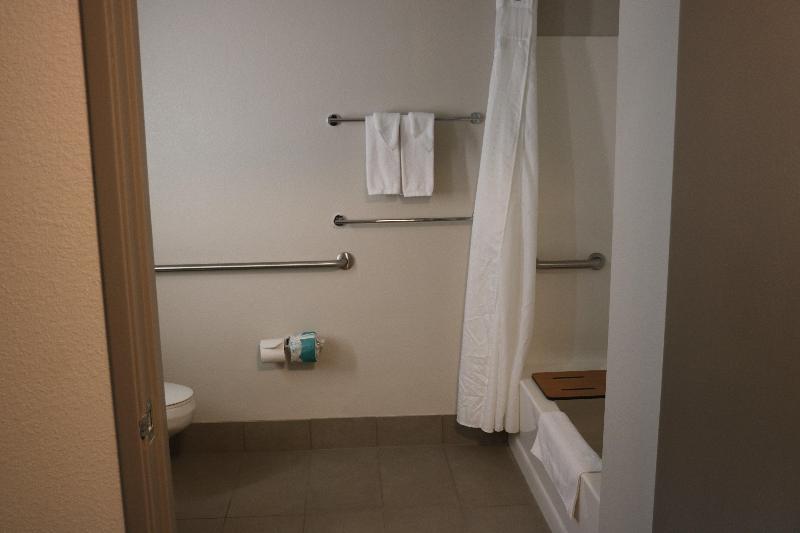 Holiday Inn Express & Suites Marquette image