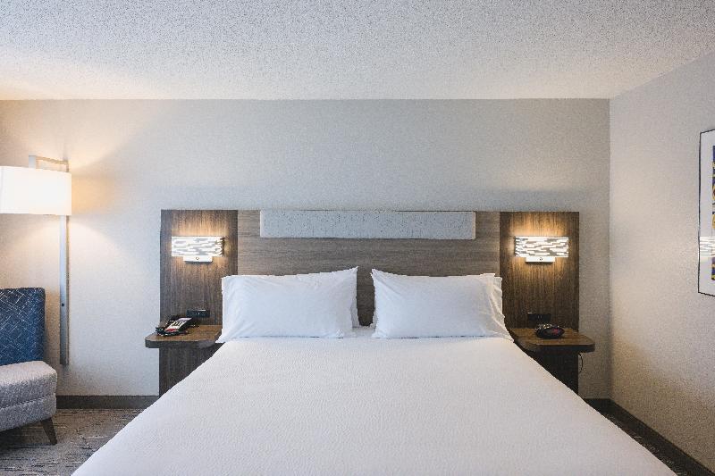 Holiday Inn Express & Suites Marquette image