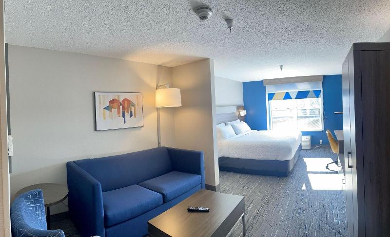 Holiday Inn Express & Suites Marquette image