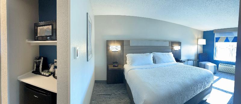 Holiday Inn Express & Suites Marquette image