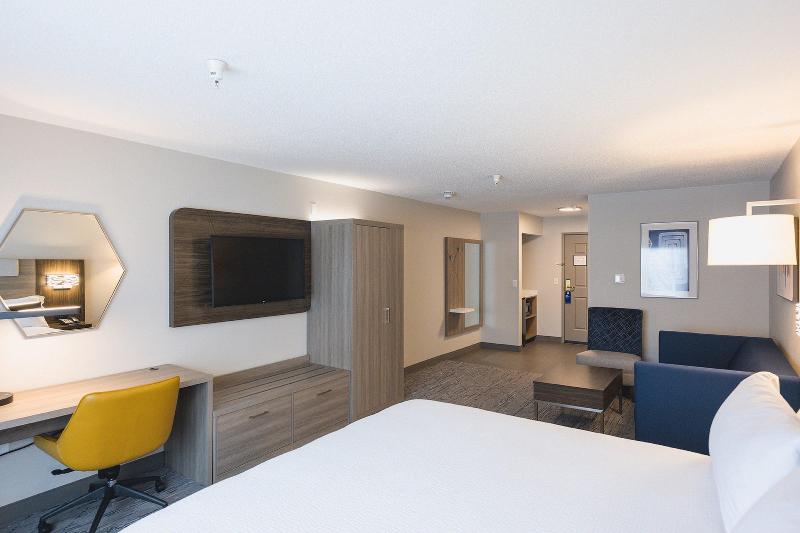 Holiday Inn Express & Suites Marquette image