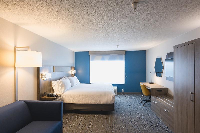 Holiday Inn Express & Suites Marquette image