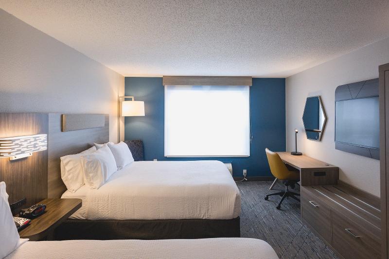 Holiday Inn Express & Suites Marquette image
