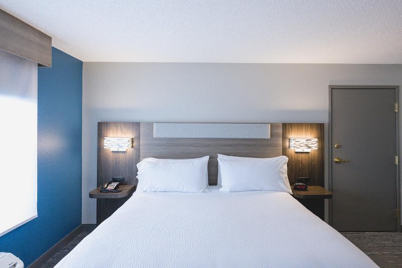 Holiday Inn Express & Suites Marquette image