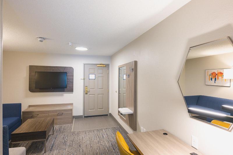 Holiday Inn Express & Suites Marquette image