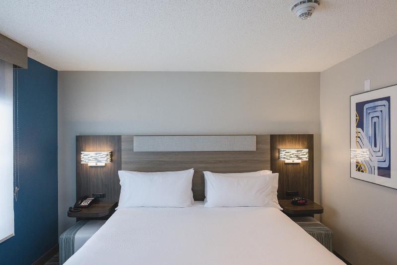 Holiday Inn Express & Suites Marquette image