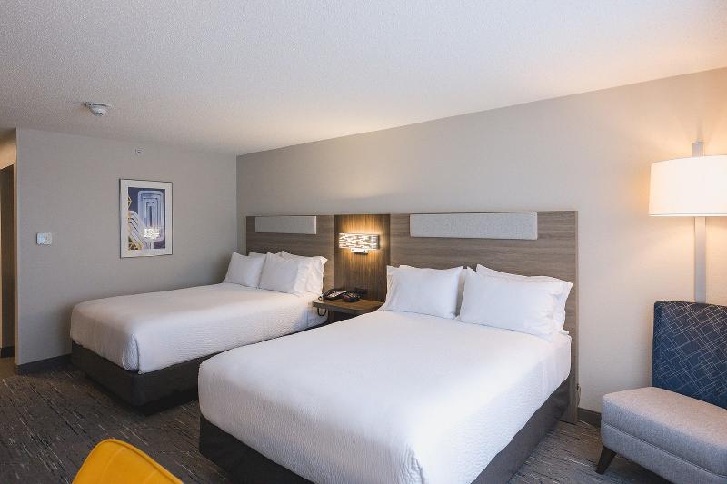 Holiday Inn Express & Suites Marquette image