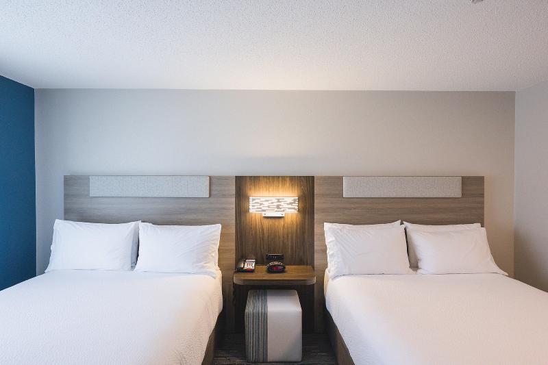 Holiday Inn Express & Suites Marquette image