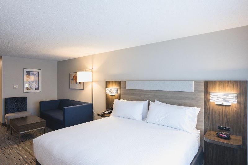 Holiday Inn Express & Suites Marquette image