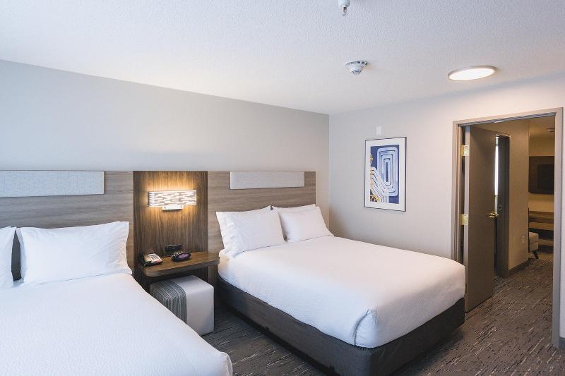 Holiday Inn Express & Suites Marquette image