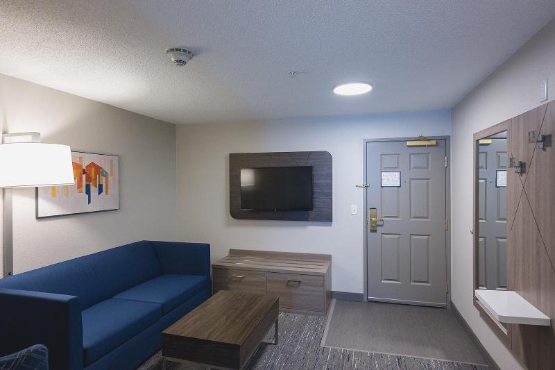 Holiday Inn Express & Suites Marquette image
