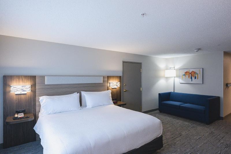 Holiday Inn Express & Suites Marquette image