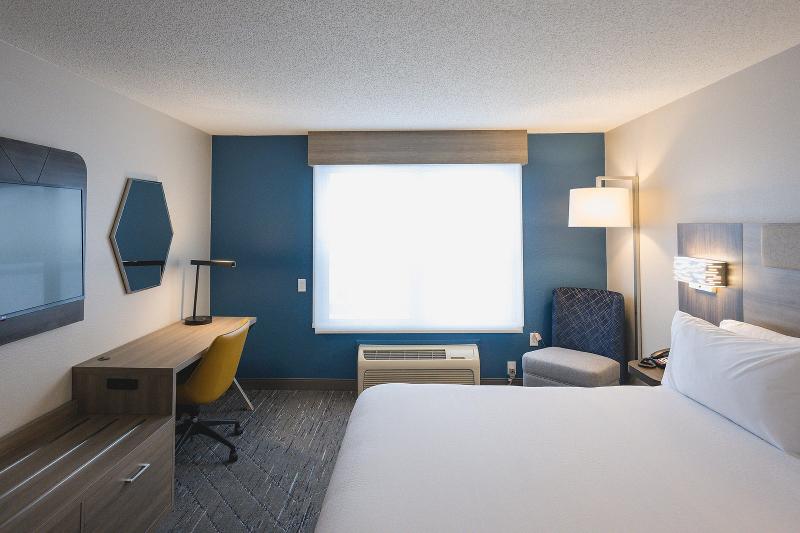 Holiday Inn Express & Suites Marquette image