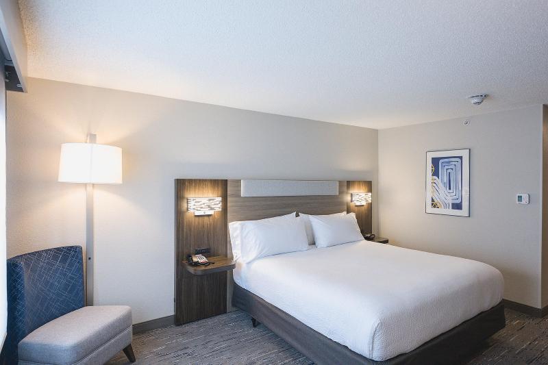 Holiday Inn Express & Suites Marquette image