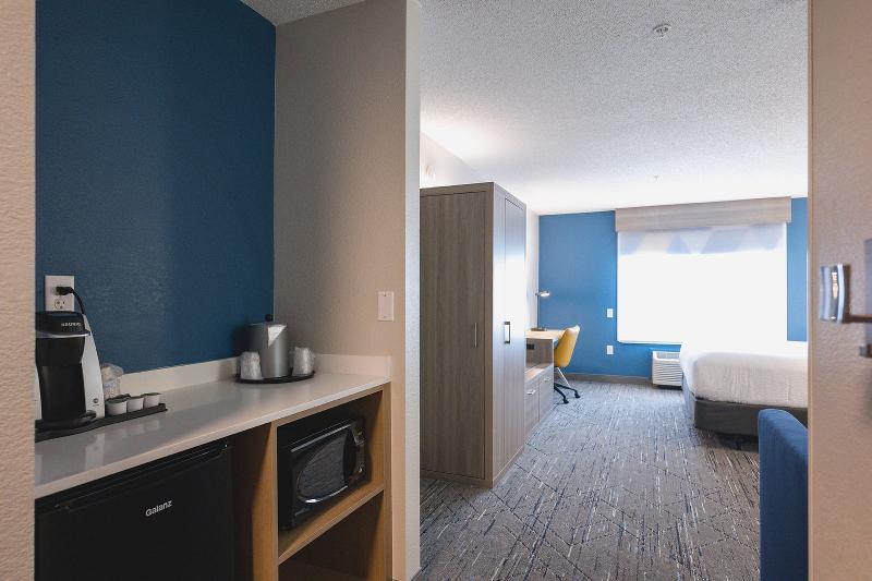 Holiday Inn Express & Suites Marquette image