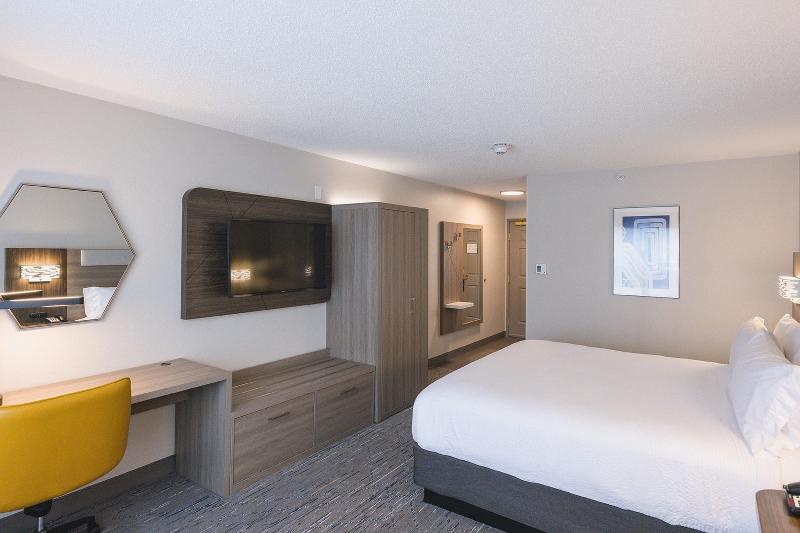 Holiday Inn Express & Suites Marquette image