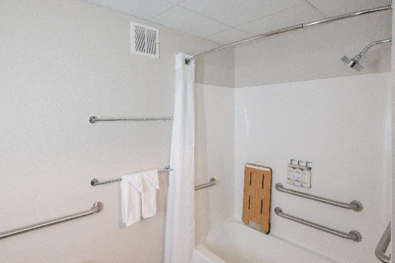 Holiday Inn Express & Suites Marquette image