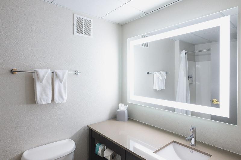 Holiday Inn Express & Suites Marquette image