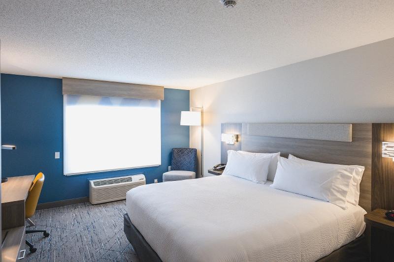 Holiday Inn Express & Suites Marquette image