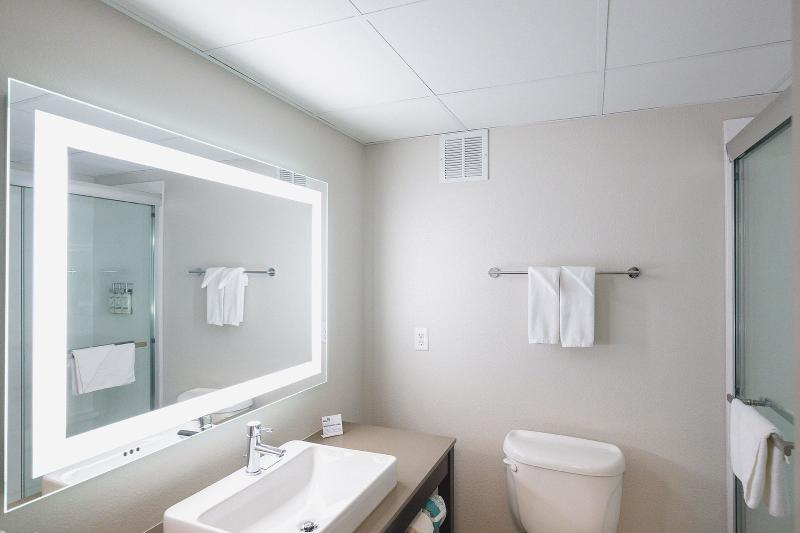 Holiday Inn Express & Suites Marquette image