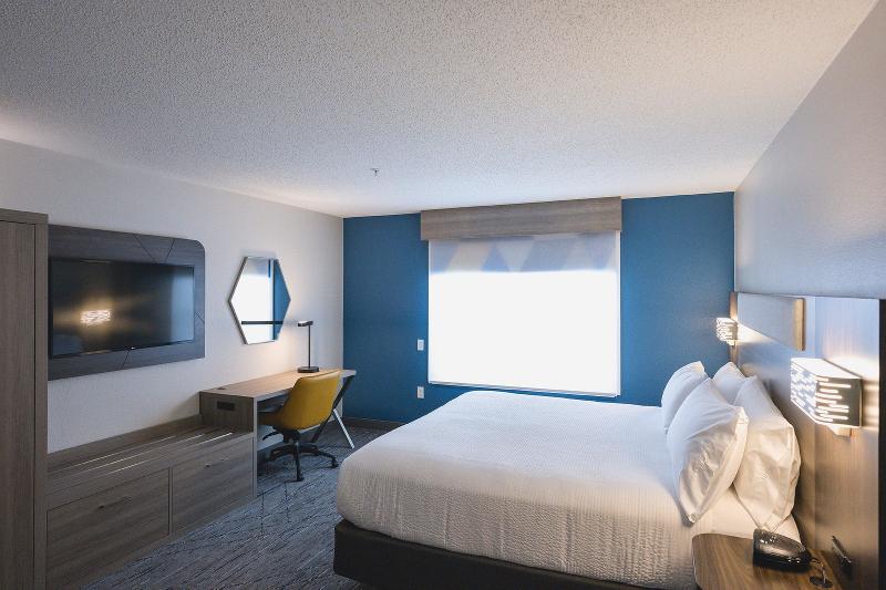 Holiday Inn Express & Suites Marquette image