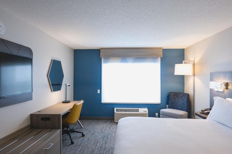 Holiday Inn Express & Suites Marquette image