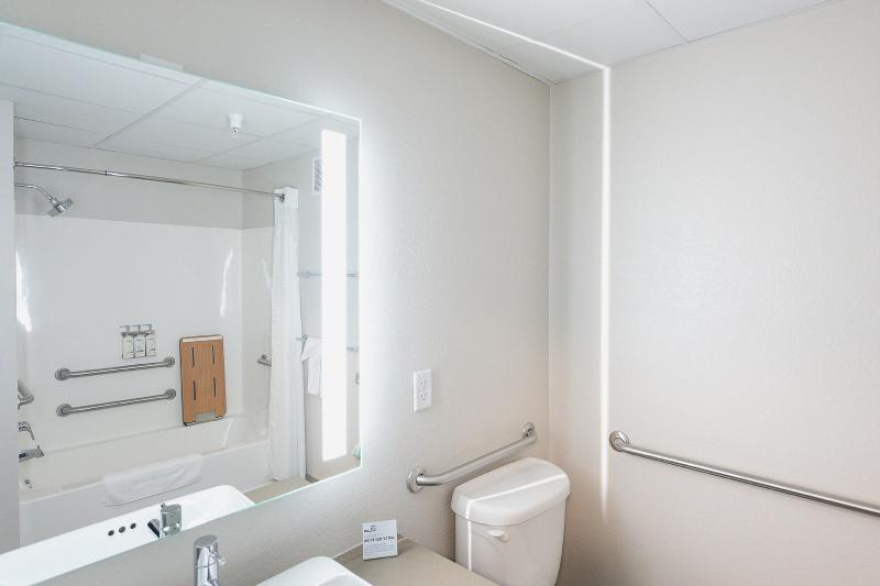 Holiday Inn Express & Suites Marquette image
