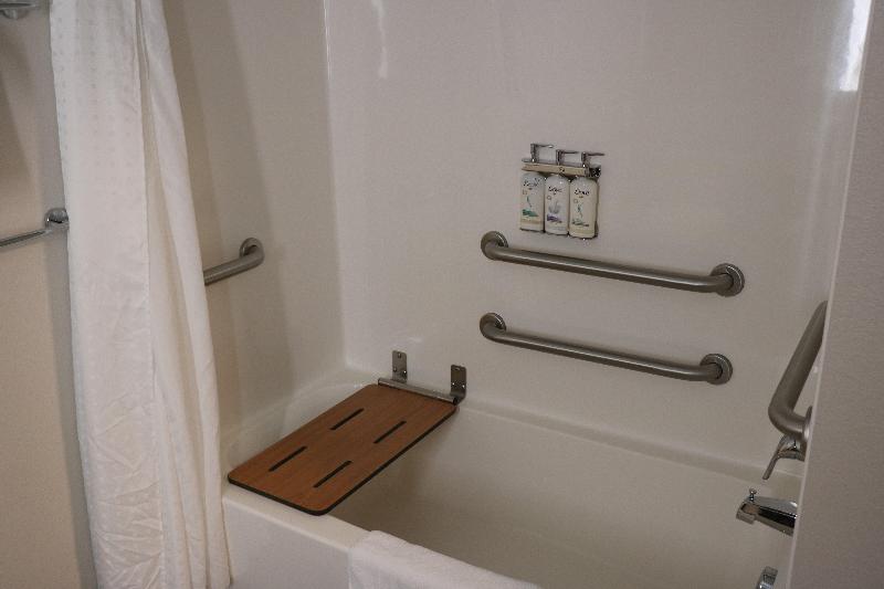Holiday Inn Express & Suites Marquette image