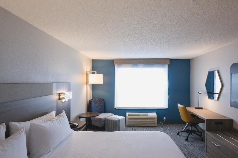 Holiday Inn Express & Suites Marquette image