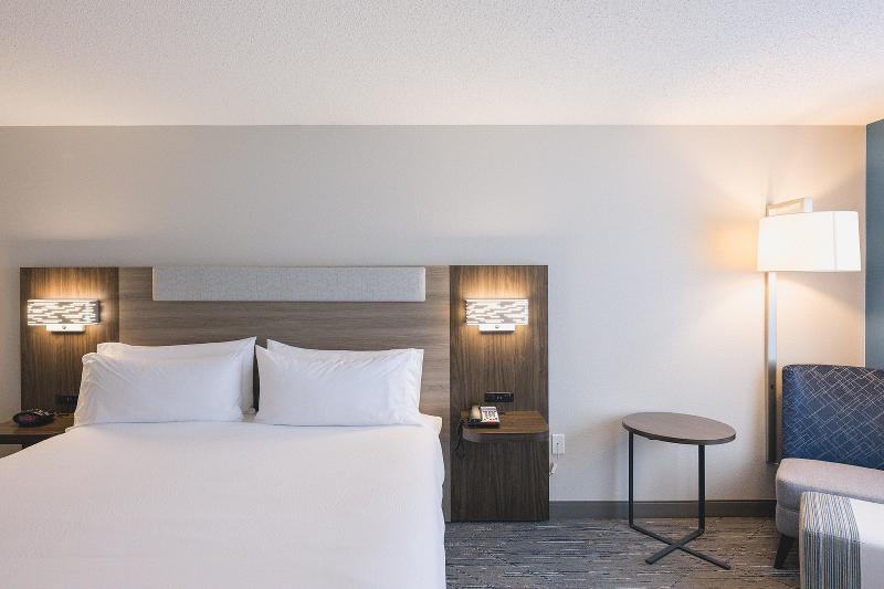 Holiday Inn Express & Suites Marquette image